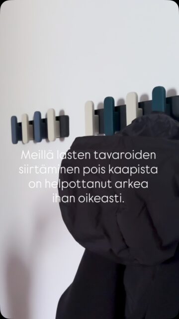 Kun syysvaatteet valtaavat eteisen 🍂
Kesäaikaan eteisessä pärjää usein aika vähällä, mutta kun syksy saapuu, mukana tulee taas takit, reput, sadevaatteet, huivit ja muut arjen tavarat.
Yhtäkkiä sitä saattaakin huomata, että eteisen säilytystila ei tunnukaan enää riittävältä ja silloin toimivan säilytysratkaisun merkitys korostuu.
PlugRack-naulakko auttaa hyödyntämään seinätilaa ilman, että eteiseen tarvitsee lisätä uusia kalusteita.
Meillä jokaisella kodin säilytystarpeet muuttuvat ajan kanssa ja hyvän säilytysratkaisun pitää pystyä muuttumaan niiden mukana.
Tunnistatko tämän teidän eteisestä?
PlugRack-verkkokauppa aukeaa 17.9.2026
Haluatko päästä ostoksille jo päivää ennen? Jätä sähköpostiosoitteesi osoitteessa plugrack.fi, niin saat ennakkopääsyn verkkokauppaan 16.9.