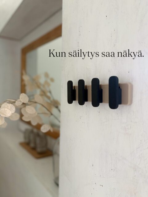 Pienellä muutoksella on iso vaikutus. Koukkuja vaihtamalla muutat koko säilytysratkaisun ilmeen.
Säilytys saa näkyä tai sulautua osaksi sisustusta.
Muokkaa omaan kotiin sopivaksi.